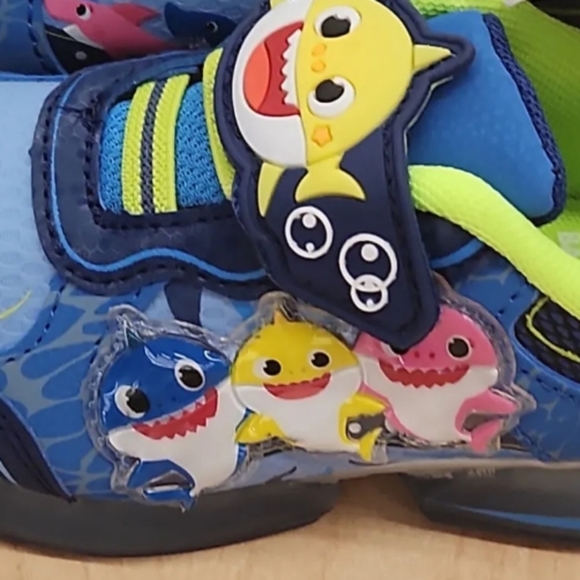 Baby Shark Shoes Baby Shark Toddlersneakers Light Up Size 7 Nwt